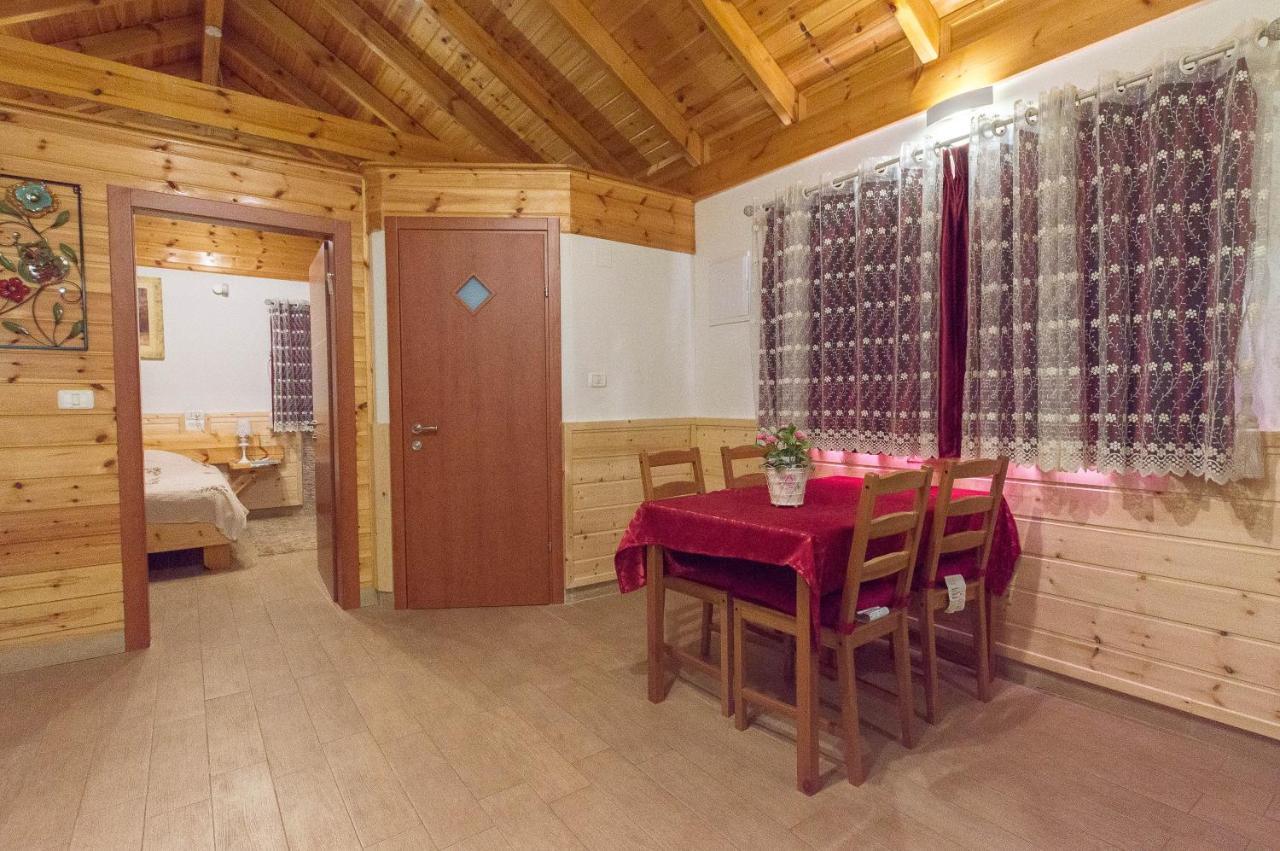 The Wooden Rose Cabins Bezet 外观 照片